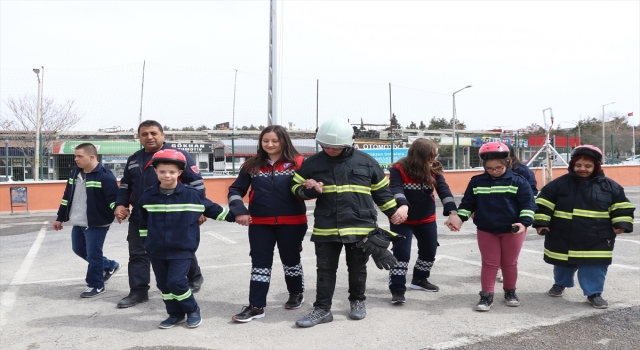 Burdur’da down sendromlu çocuklar bir günlüğüne itfaiyeci oldu