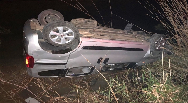 Antalya’da şarampole devrilen otomobildeki 5 kişi yaralandı