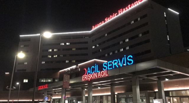 Adana’da silah sesi üzerine pencereden başını uzatan kadın gözünden vuruldu