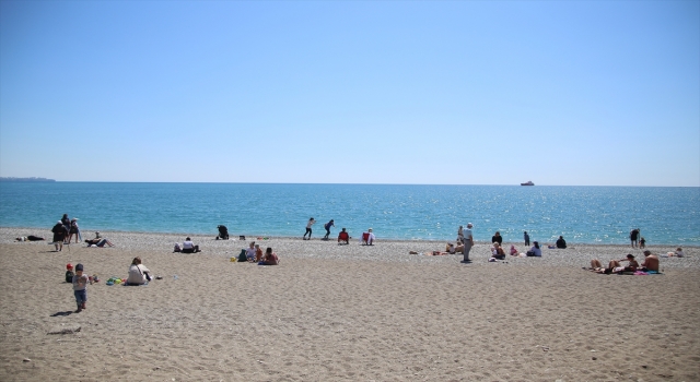 Antalya’da sahillerde güneşli hava yoğunluğu