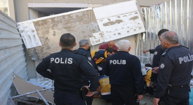 Adana’da çalıştıkları inşaat iskelesinden düşen 2 işçi yaralandı