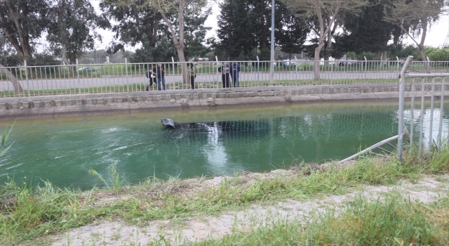 Adana’da sulama kanalına devrilen otomobildeki 2 kişi yaralandı