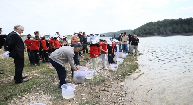 Adana’da ilkokul öğrencileri gölete yavru balık bıraktı