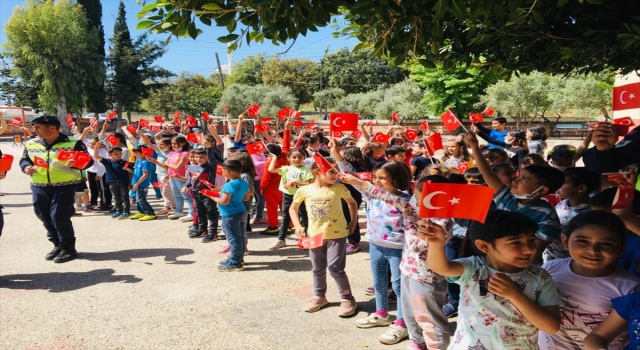 Kumluca’da jandarma ekibi öğrencilere bayrak dağıttı