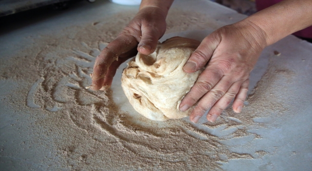 Girit göçmenlerinin asırlık mayayla pişirdiği ekmek sofralara lezzet katıyor