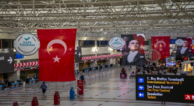 Antalya Havalimanı’nda yerli ve yabancı yolcular 23 Nisan coşkusunu yaşadı