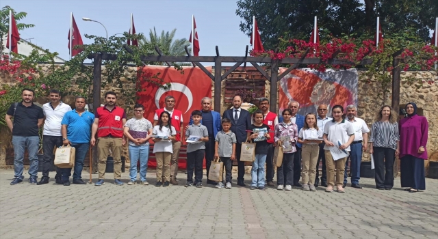 Kozan’da şiir yarışmasında dereceye giren öğrenciler ödüllendirdi