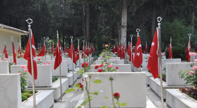 Adana, Mersin ve Osmaniye’de arife gününde şehitlikler ziyaret edildi