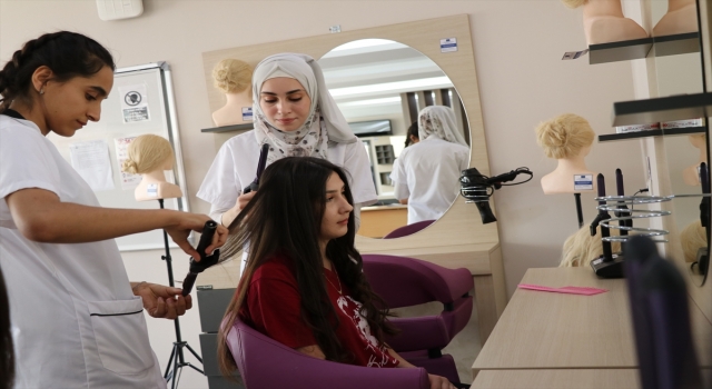 Okullarında kuaförlüğü öğrenip iş yeri açma belgesiyle mezun oluyorlar