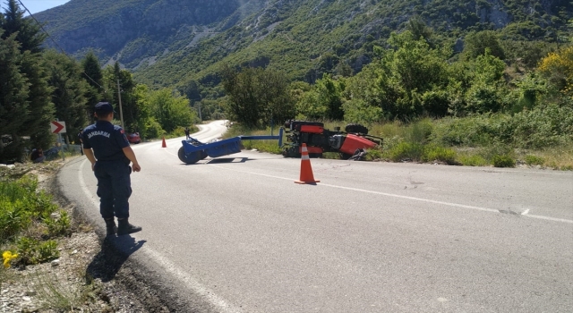 Antalya’da devrilen traktörünün altında kalan çiftçi öldü