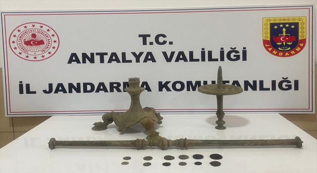 Antalya’da kargoyla tarihi eser göndermek isteyen 2 şüpheli yakalandı