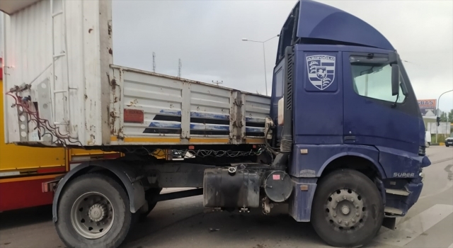 Isparta’da tır ile otomobilin çarpıştığı kazada anne ve oğlu yaralandı