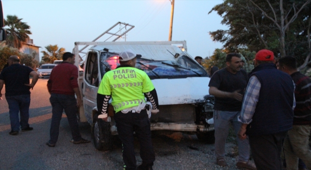 Hatay’da nehre düşen pikap sürücüsü yaralandı