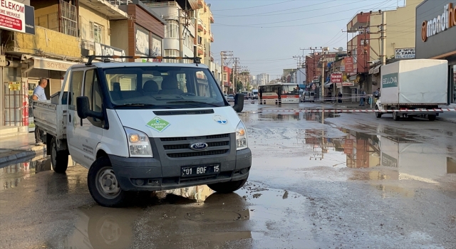 Adana’da su borusunun patlamasıyla oluşan çukura midibüs ve motosiklet düştü