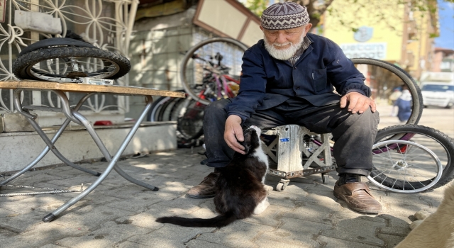 Kendi bisikletini tamir ederek başladığı mesleğini 63 yıldır sürdürüyor