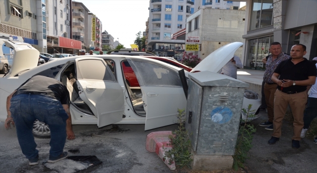 Antalya’da park halindeki araç yandı