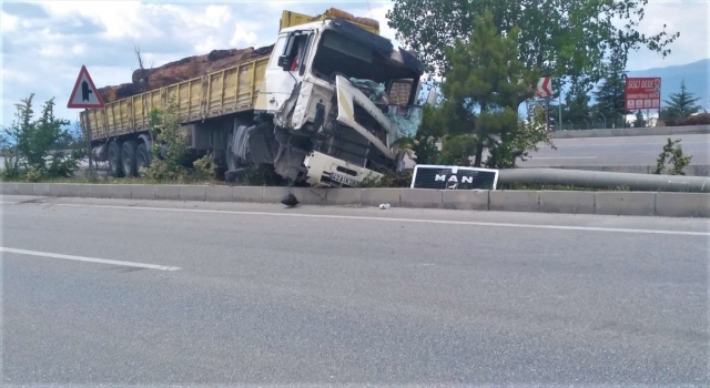 Burdur’da aydınlatma direğine çarpan tırı kullandığı öne sürülen çocuk yaralandı