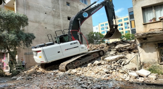 Mersin’de 2 katlı metruk bina kontrollü şekilde yıkıldı