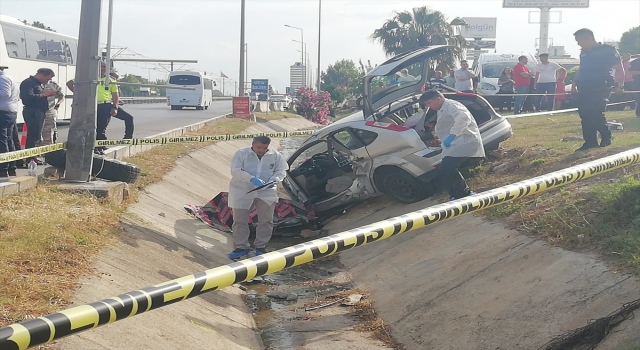 Antalya’da direğe çarpan araçtaki anne ve kızı öldü, oğlu yaralandı