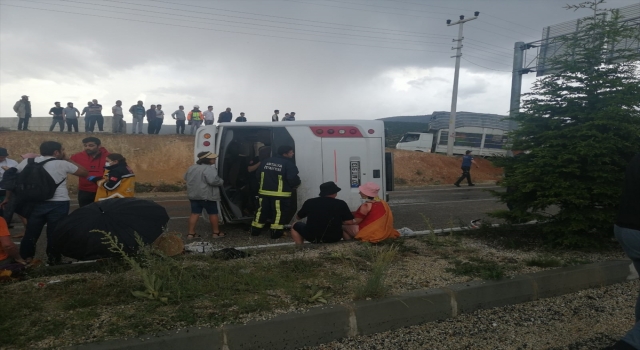 Antalya’da turistleri taşıyan midibüsün devrilmesi sonucu 22 kişi yaralandı