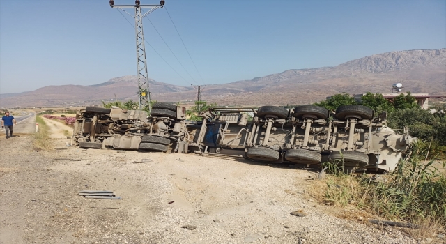 Mersin’de öğrenci servisiyle tır çarpıştı, 11 kişi yaralandı