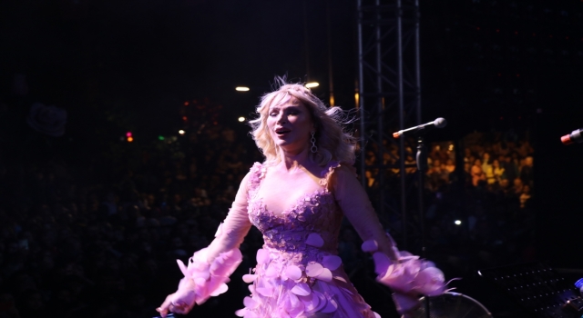 Seda Sayan ve Işın Karaca ”2022 Uluslararası Isparta Gül Festivali”nde sahneye çıktı