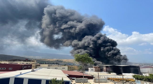 Hatay’da antrepoda çıkan yangına havadan ve karadan müdahale ediliyor