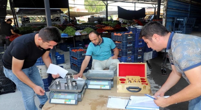 Mersin’in Akdeniz ilçesinde zabıta ekipleri pazarda denetim yaptı