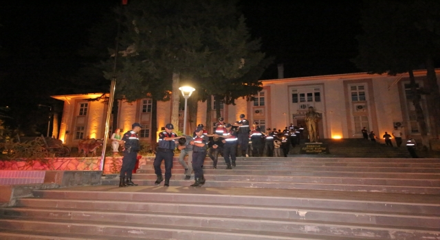 Antalya’da yoldaki demir bariyerleri çalan 10 zanlıdan 4’ü tutuklandı