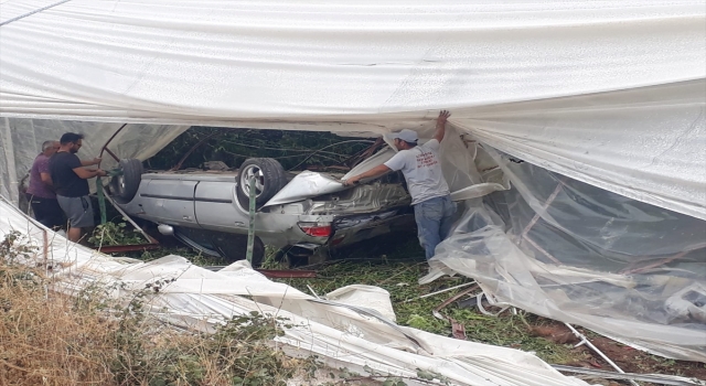 Kumluca’da devrilen otomobilin sürücüsü yaralandı