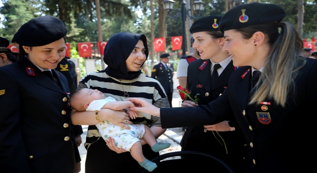 Mersin’de şehit eşi ve 2 aylık oğlundan duygulandıran ziyaret