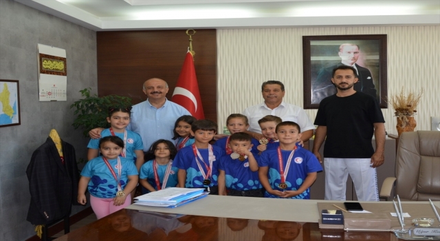Minik yüzücüler Kaymakam Kolsuz’u ziyaret etti
