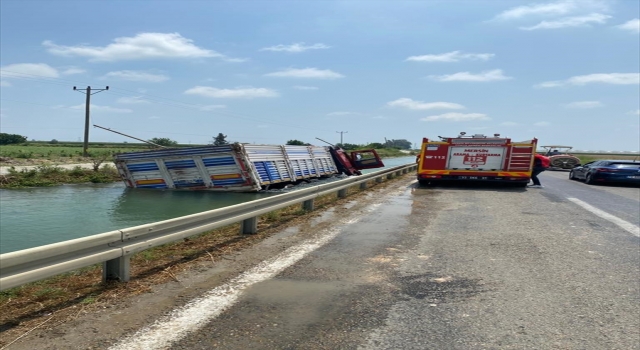 Mersin’de kontrolden çıkan tır sulama kanalına devrildi