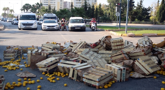 Mersin’de römorku devrilen traktördeki limonlar yola dağıldı