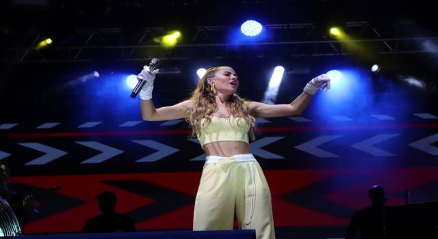 Şarkıcı Derya Uluğ, Mersin’de sevenleriyle buluştu