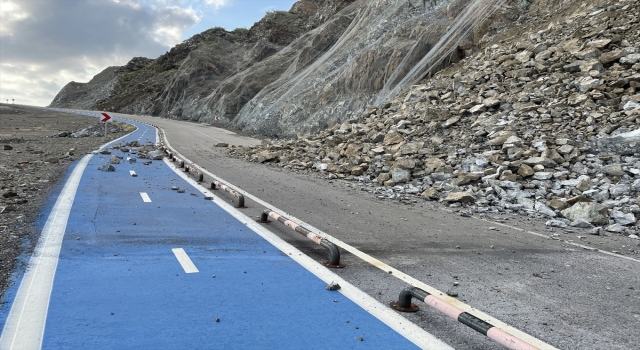 Hatay’da heyelan nedeniyle SamandağArsuz sahil yolu ulaşıma kapandı