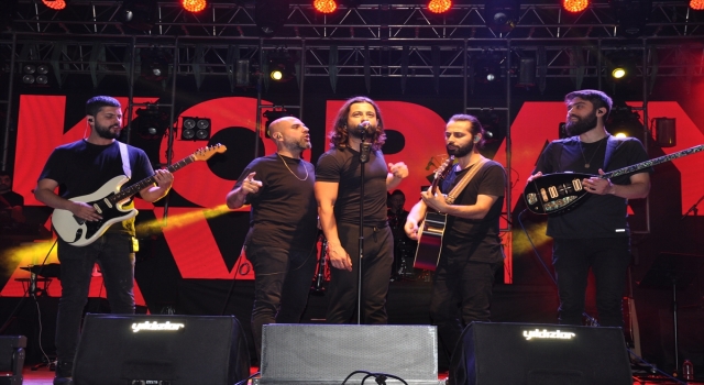 Mersin’de şarkıcı Koray Avcı konser verdi