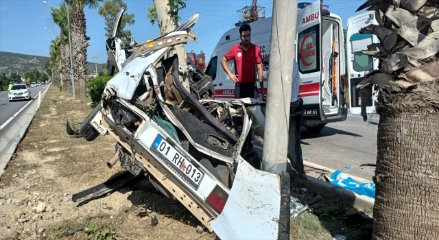 Mersin’de aydınlatma direğine çarpan otomobildeki 1 kişi öldü, 3 kişi yaralandı