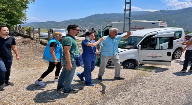 Sağlıkçıları taşıyan araçla otomobilin çarpışması nedeniyle 6 kişi yaralandı