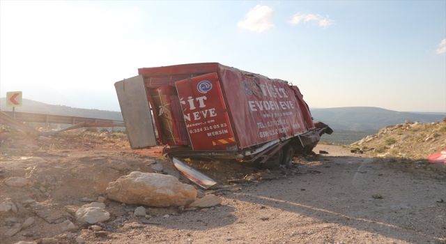 Mersin’de ev eşyası taşıyan kamyon devrildi, 4 kişi öldü