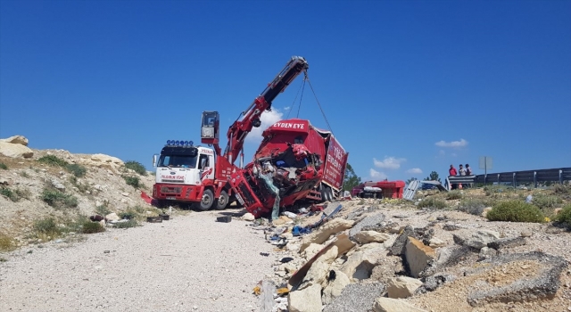 Mersin’de ev eşyası taşıyan kamyon devrildi, 4 kişi öldü