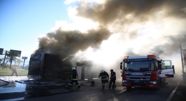 Antalya’da hareket halindeyken alev alan yolcu otobüsü yandı
