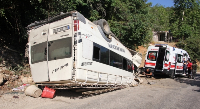 Mersin’de tarım işçilerini taşıyan minibüs devrildi, 17 kişi yaralandı