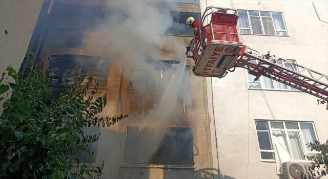 Mersin’de iş merkezinde çıkan yangın söndürüldü