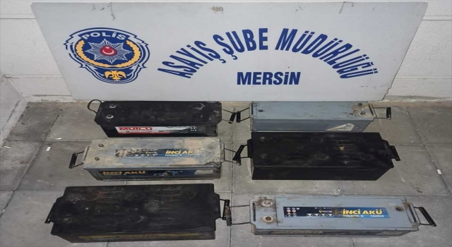 Mersin’de iki araçtan akü hırsızlığı güvenlik kamerasına yansıdı