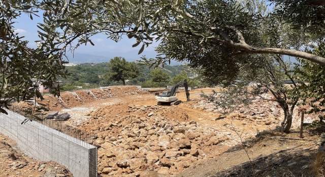 Antalya’da inşaat kazısı sırasında sarkıt ve dikitlerin olduğu mağara bulundu