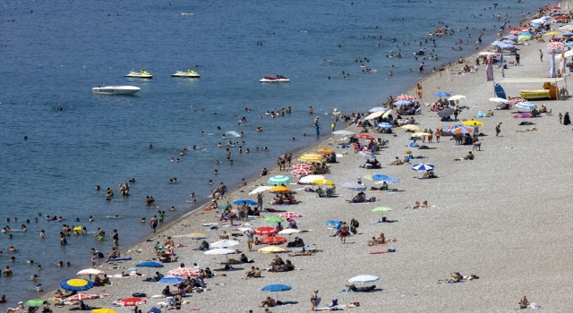 Antalya ve Muğla sahillerinde bayram tatili yoğunluğu sürüyor