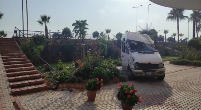 Alanya’da minibüsün sitenin bahçesine düşmesi sonucu 1 kişi yaralandı