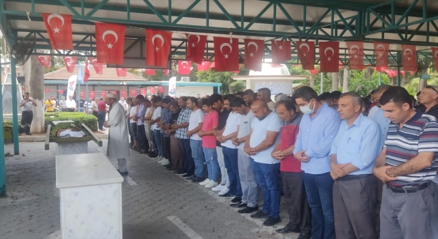 Mersin’de hareket halindeki minibüsten yola düşen kadın öldü