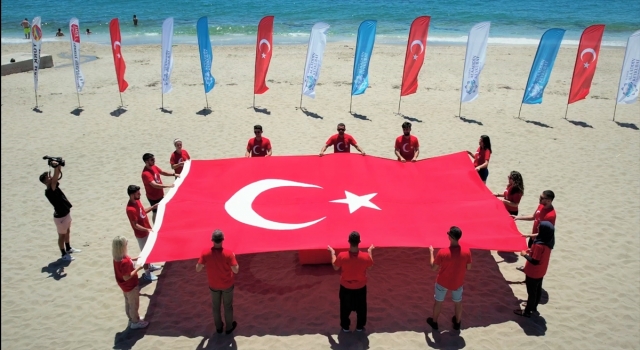 Antalya’da yamaç paraşütü pilotları 15 Temmuz dolayısıyla gökyüzünde bayrak açtı